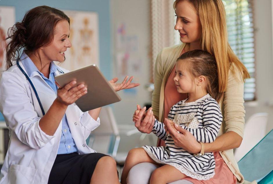 Lékařka v ordinaci vysvětluje matce s dcerou. Angličtina pro zdraví a wellness: Komunikace s lékaři a pacienty