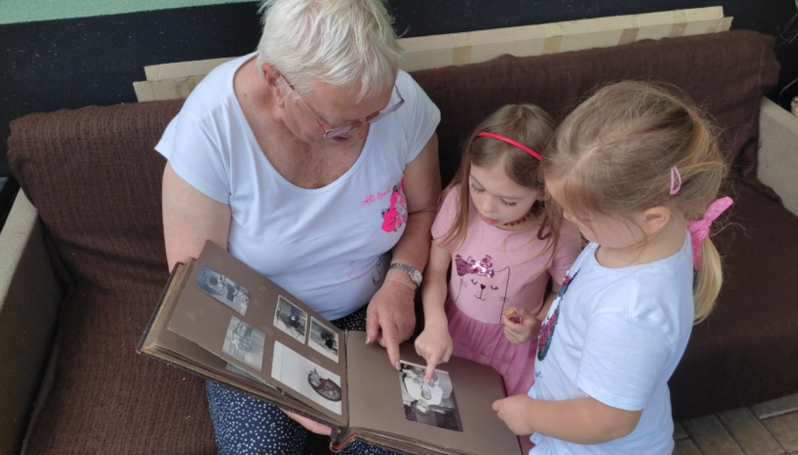 Babička Liduška si splnila sen. A dětem ve školce přináší radost