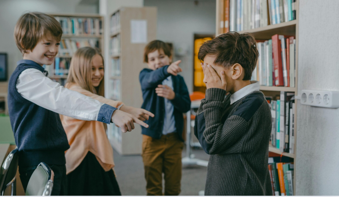 České školy trápí nejhorší klima v rámci 45 zemí: Mediace pomáhá ohroženým dětem znovu najít místo ve škole i chuť se učit