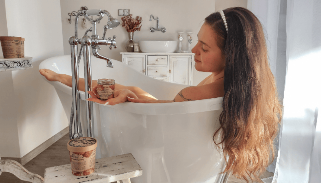 Co je exfoliace a proč ji dopřát své pokožce? Jednoduchý průvodce pro každou ženu i maminku