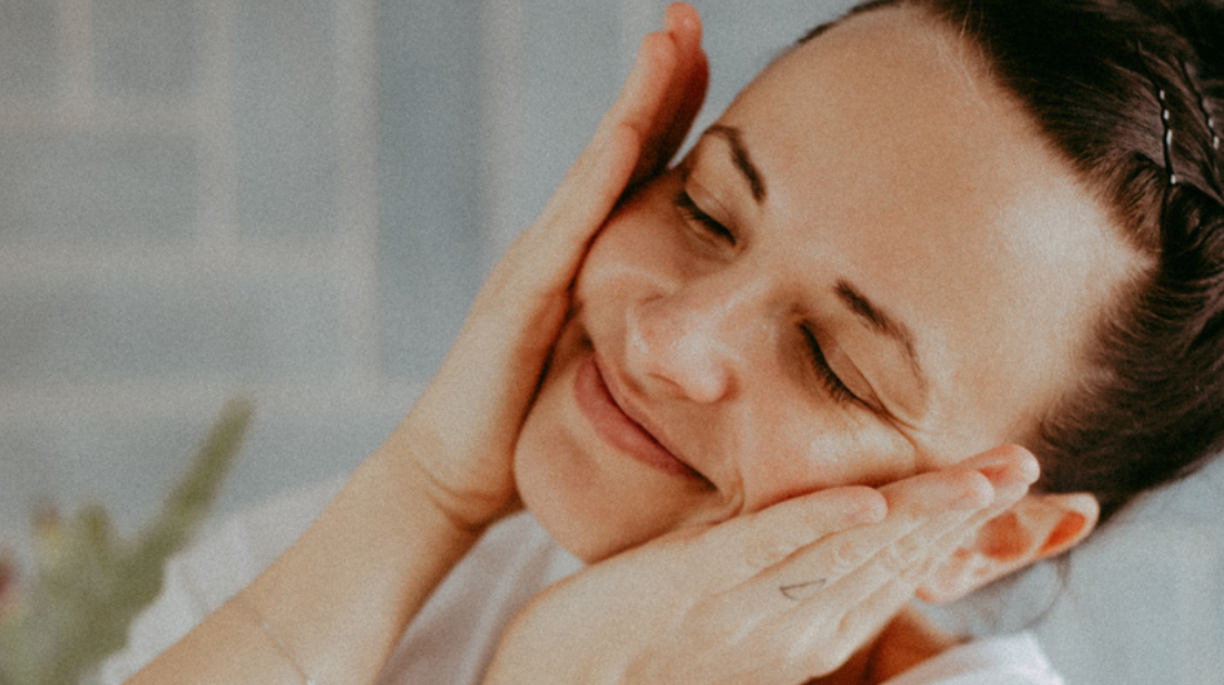 Co se s pletí děje během dne i noci a proč nepodceňovat její čištění?