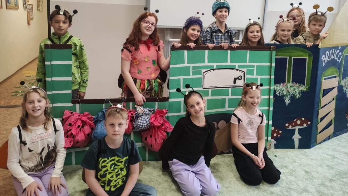 Děti potřebují víc než jen kroužky. Jeden projekt jim dává bezpečné zázemí, druhý nabízí pomoc v krizi