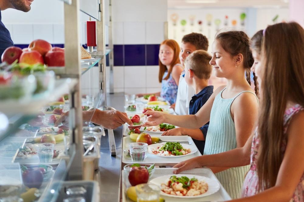Děti z chudších rodin mohou dostat bezplatné obědy i v příštím školním roce. Tato pomoc se rozšiřuje i o další skupiny dětí