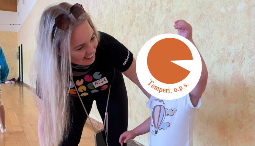 Dobrovolnice Michaela při dobrovolnické práci