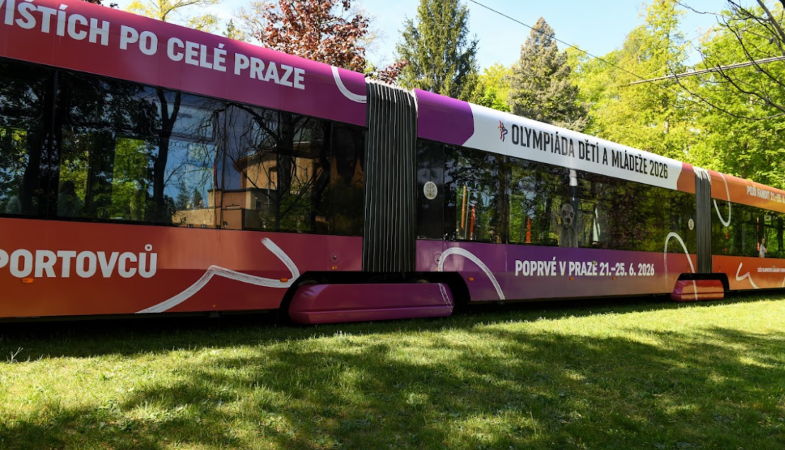Do ulic Prahy vyjela speciální tramvaj: Zve na Olympiádu dětí a mládeže 2026