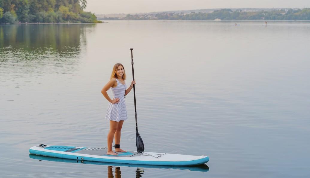 Jak vybrat nafukovací paddleboard: nosnost, rozměry a výbava pro začátečníky