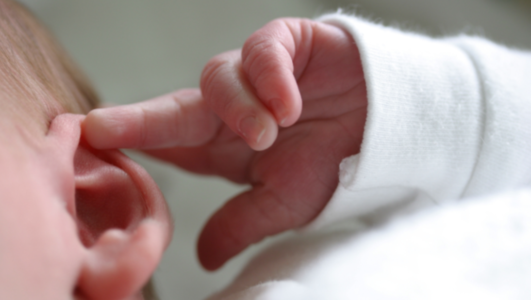 Jak vybrat náušnice pro miminko? Praktický návod pro rodiče