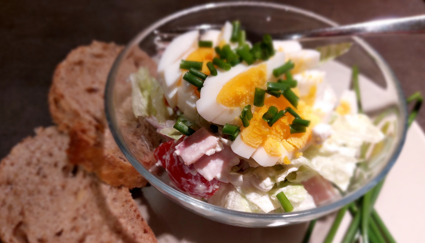 Zeleninový salát s vejcem a sýrem cottage