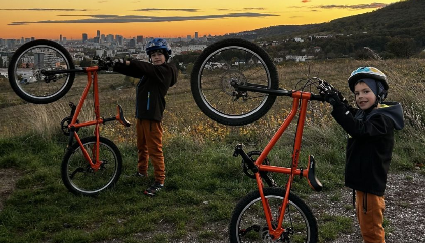 Jaro na kole s dětmi: Proč první společné výlety nemusí být dokonalé