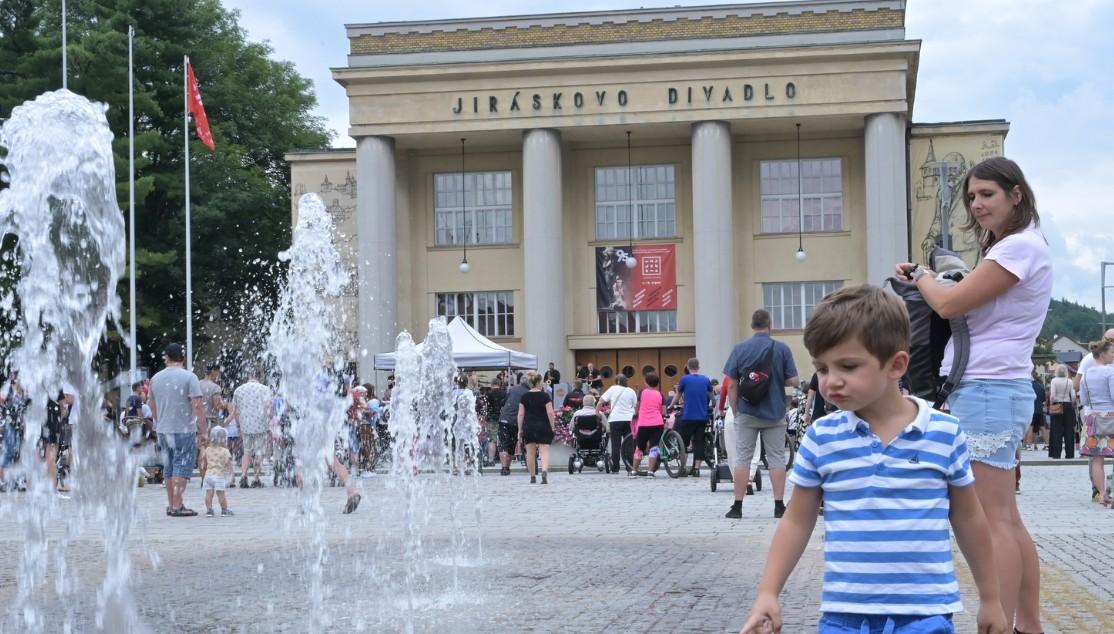 Jiráskův Hronov 2026 zve celé rodiny. Nejstarší festival amatérského divadla nabídne téměř 150 představení