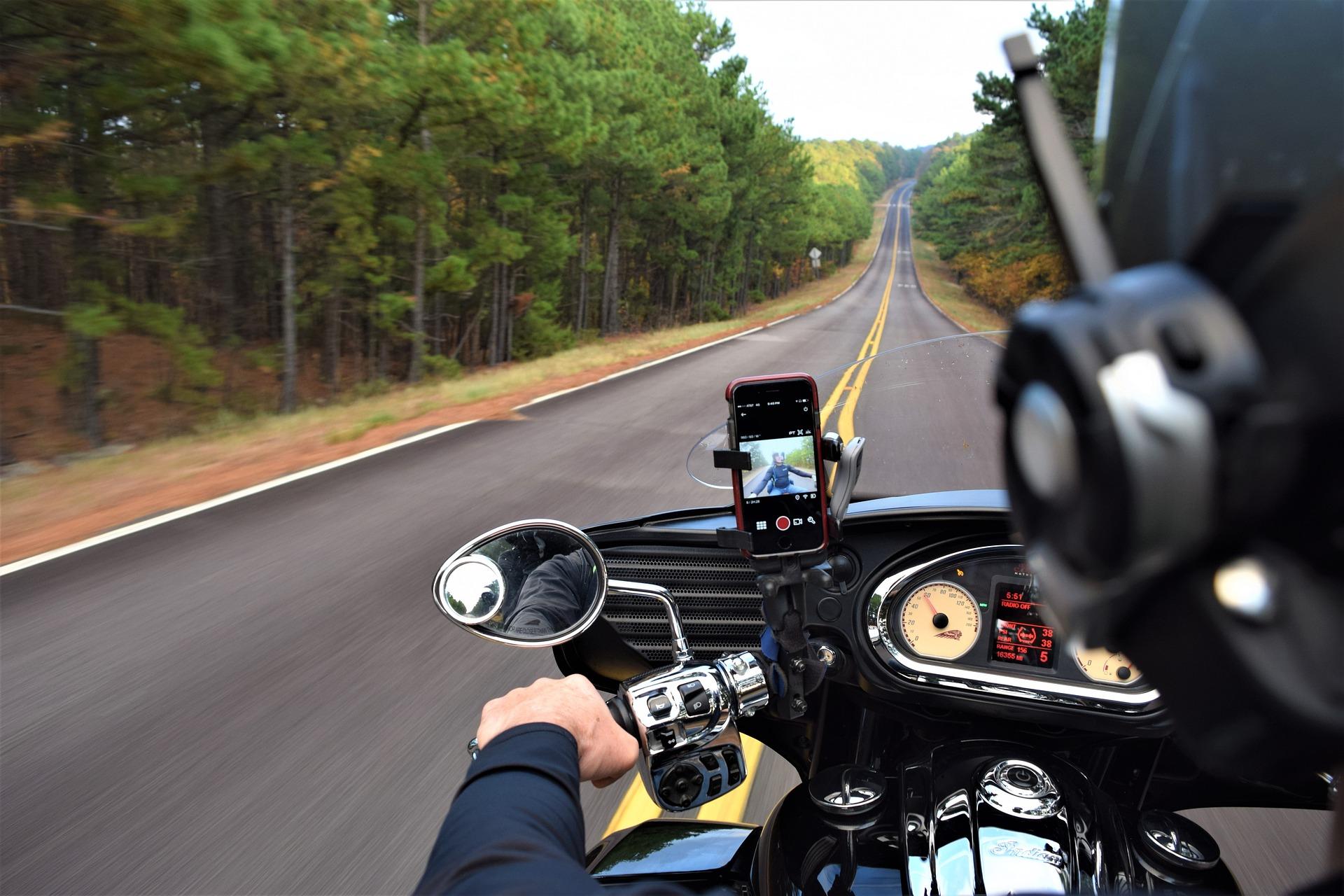 Jízda v jedné stopě - připraveni na moto sezónu?