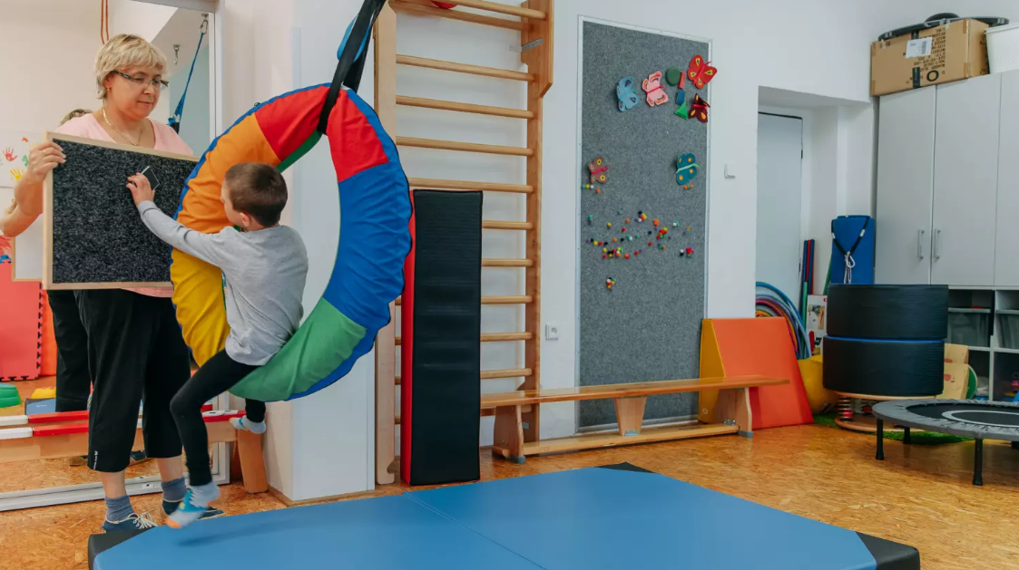 Když se někdo rozhodne pomáhat dlouhodobě: Proč je stabilní podpora sociálních služeb důležitá