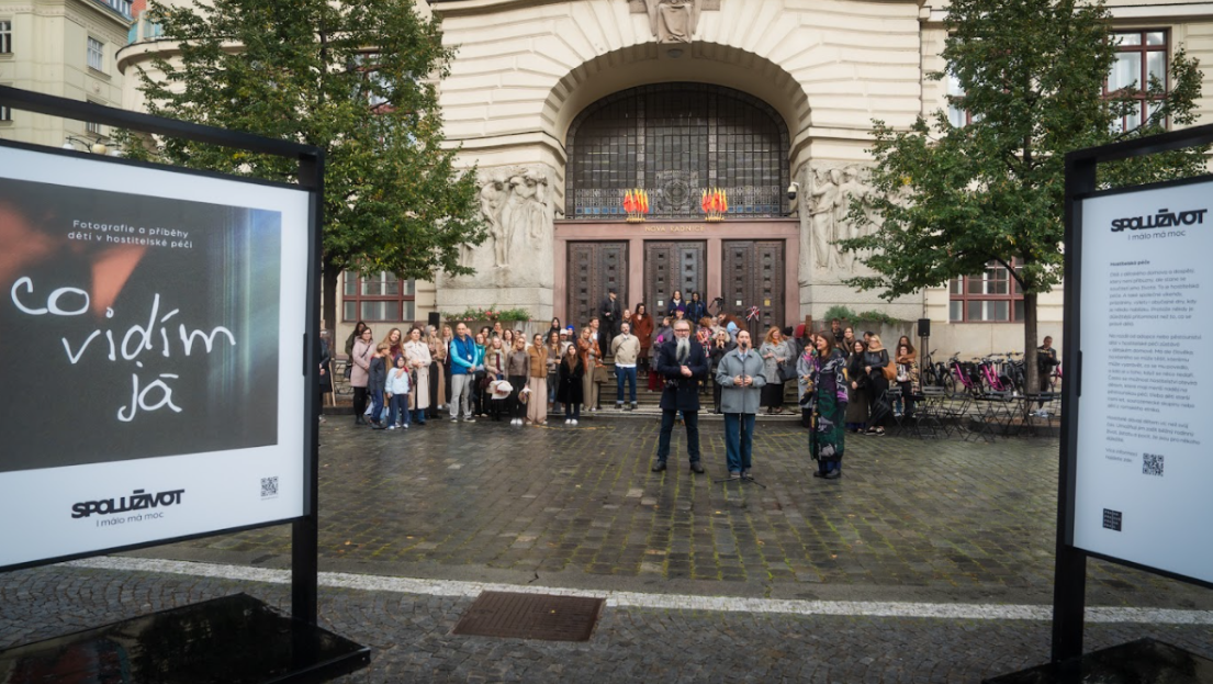 Na Mariánském náměstí odstartovala výstava Co vidím já. Děti v hostitelské péči ukazují svůj svět skrze fotografie