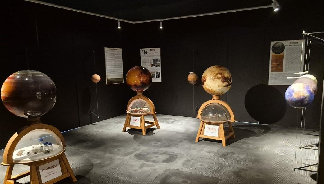 Na hradě Rychmburk otevřeli unikátní výstavu Alchymie planet. Děti i dospělí objeví tajemství vzniku vesmíru