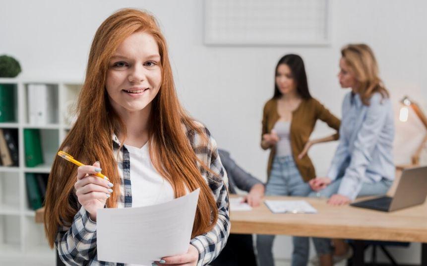Na pracovní trh míří desetitisíce absolventů. Téměř třetina skončí mimo obor, v první práci vydrží rok