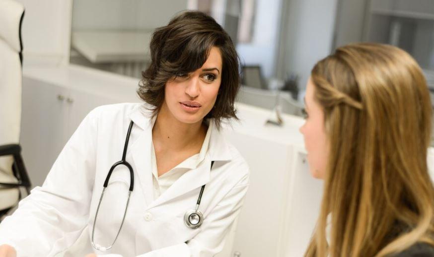 Gynekoložka a mladá slečna v ordinaci. Návštěvy gynekologa zanedbává téměř třetina Češek. Na rakovinu děložního čípku zemře 400 žen ročně