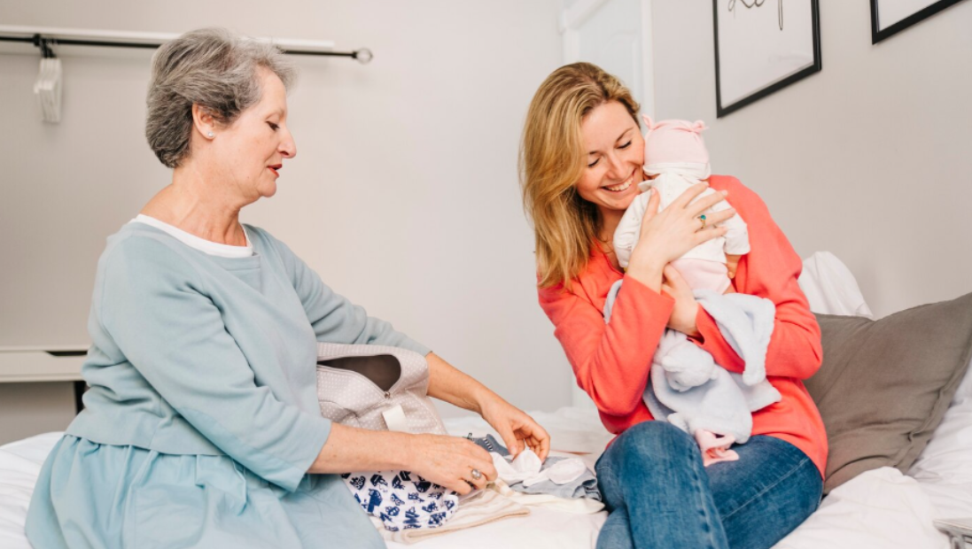 Od ledna 2026 budou mít ženy po porodu nárok na tři návštěvy porodní asistentky v domácnosti hrazené ze zdravotního pojištění