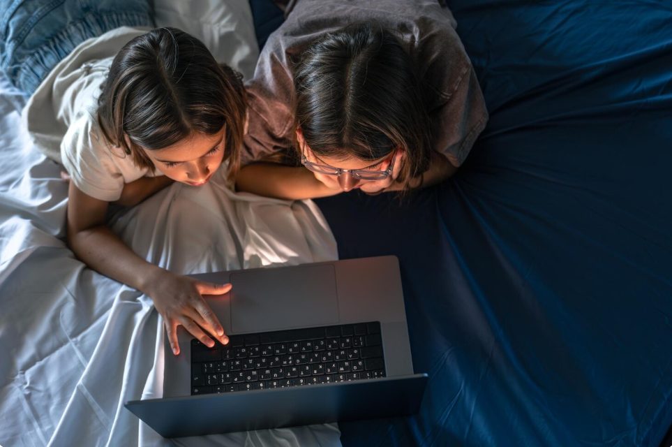 Podle výzkumu přinášejí digitální technologie větší části žáků v Praze problémy do života, omezují spánek, učení i volnočasové aktivity