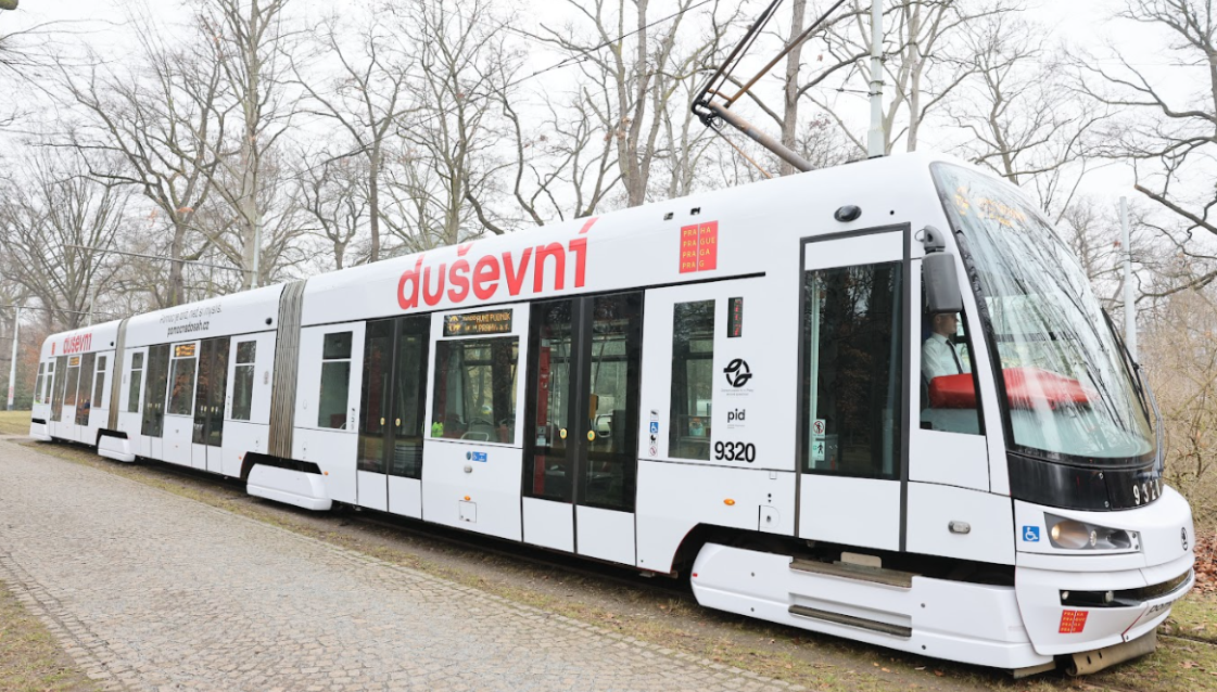 Potřebujete si promluvit? V úterý Prahou projede speciální „Duševní tramvaj“ s terapeuty