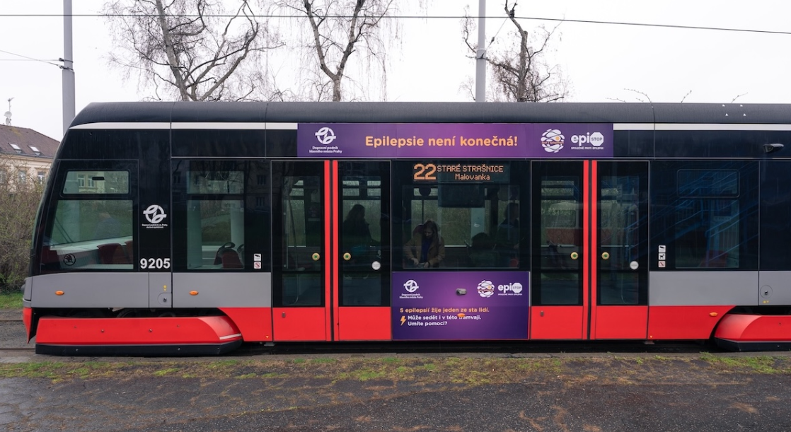 Prahou projede fialová tramvaj: Naučí cestující první pomoc při epilepsii