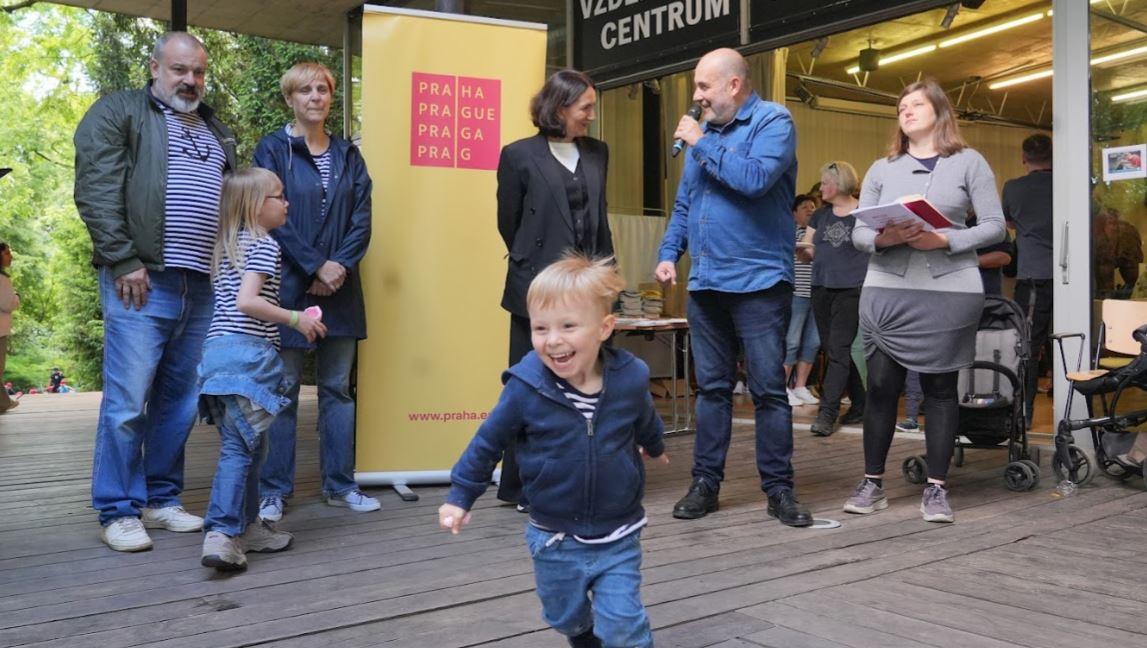 Pražská zoo přivítala více jak stovku pěstounů. Město jim poděkovalo za jejich pomoc dětem