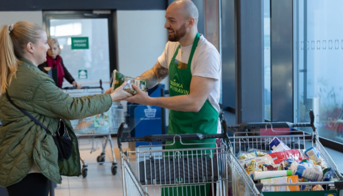 Přes milion porcí jídla: Sbírka potravin pomůže v krizi samoživitelkám, dětem a seniorům