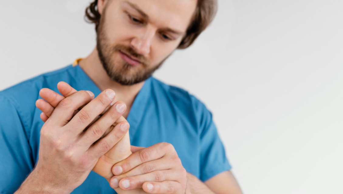 Revmatoidní artritida hrozí i mladým: Třetina nemocných se setkala s odmítnutím péče