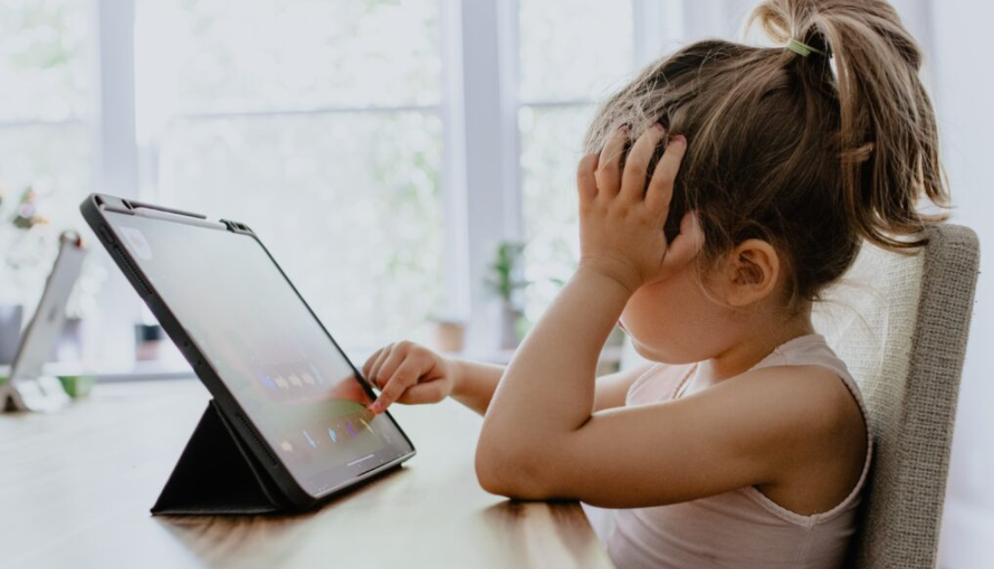 Rodičem v digitální době: Jak najít rovnováhu mezi obrazovkou a rodinou?