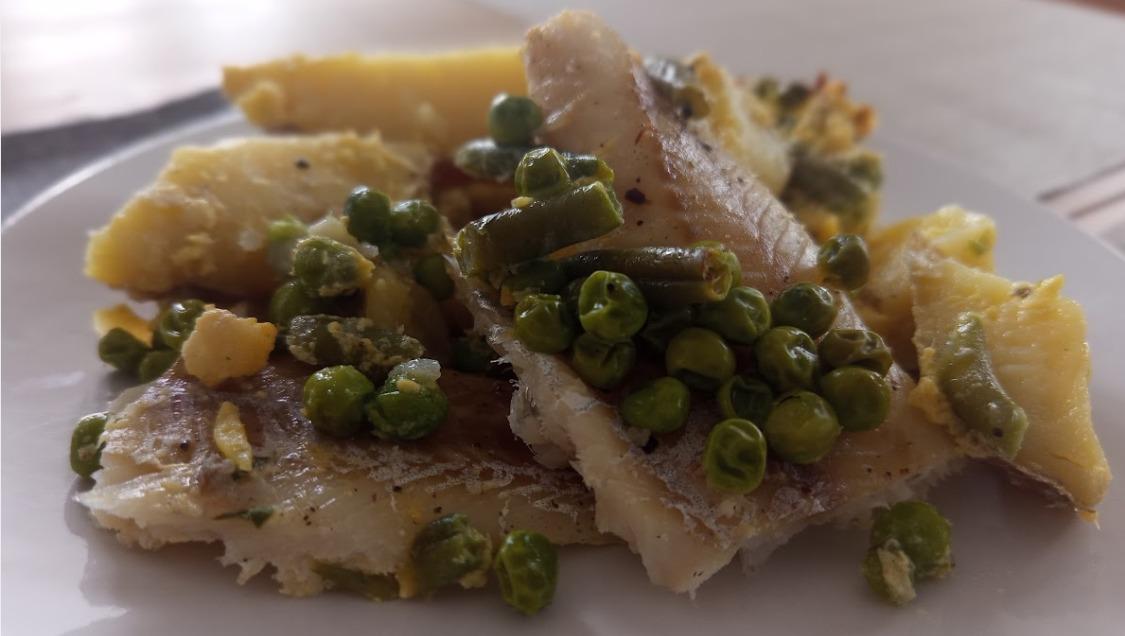 Rybí filet na másle se zeleným hráškem a citronem