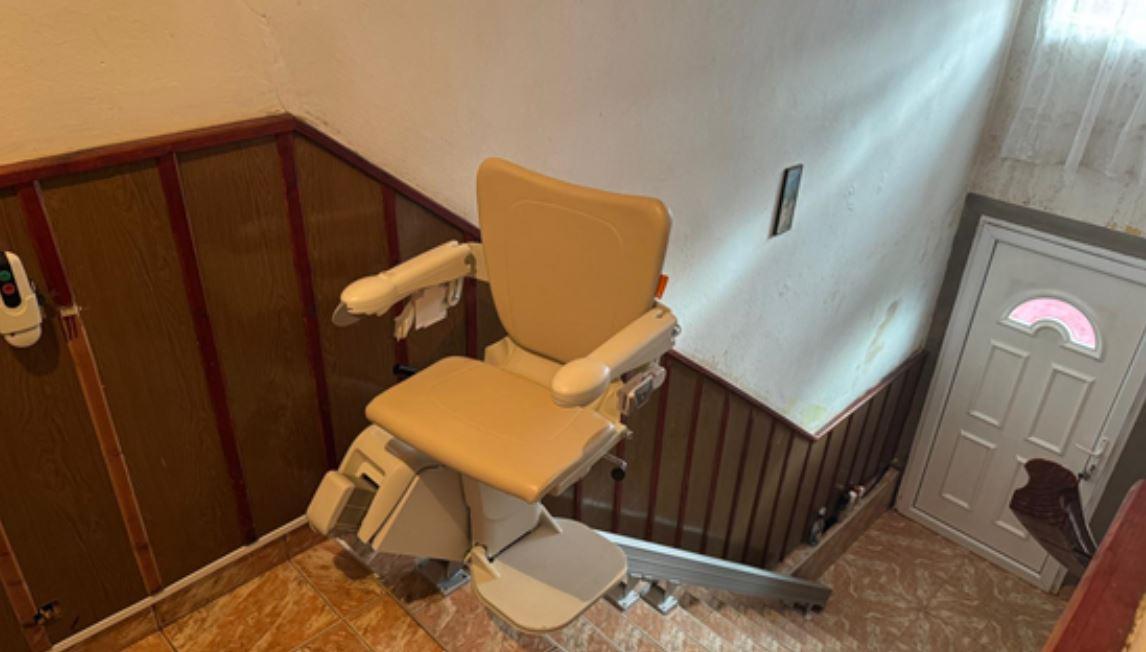 Schodišťová sedačka pro babičku v domácnosti s malými dětmi