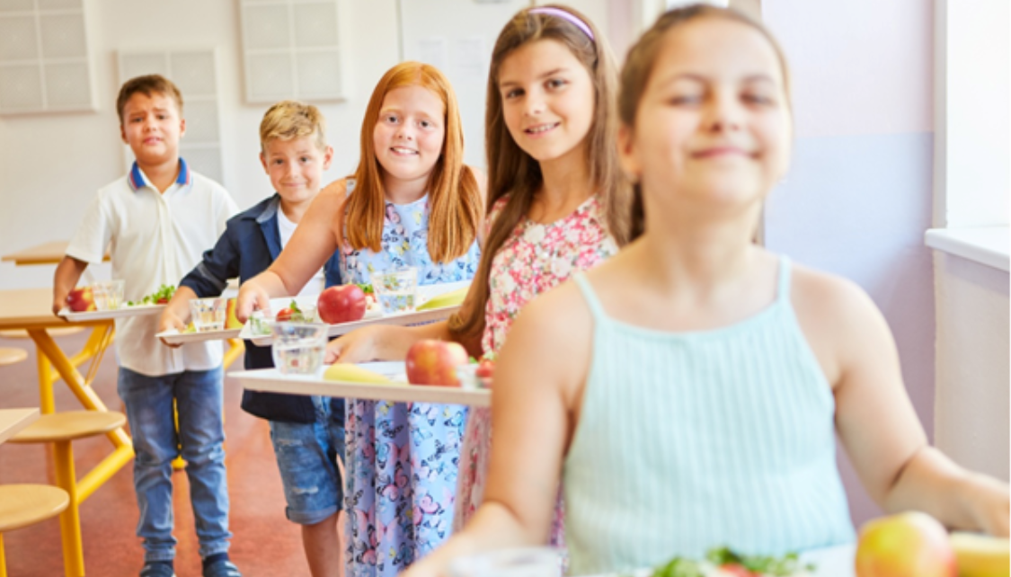 Školní oběd jako vstupenka do kolektivu: Pro tisíce dětí v Česku není teplé jídlo samozřejmostí