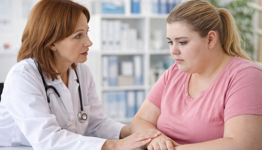 Mladá žena s nadváhou u lékařky