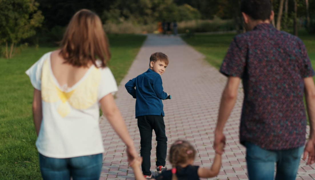 Tajemství adoptovaných dětí: Proč touží znát své kořeny a co je to genealogické zmatení