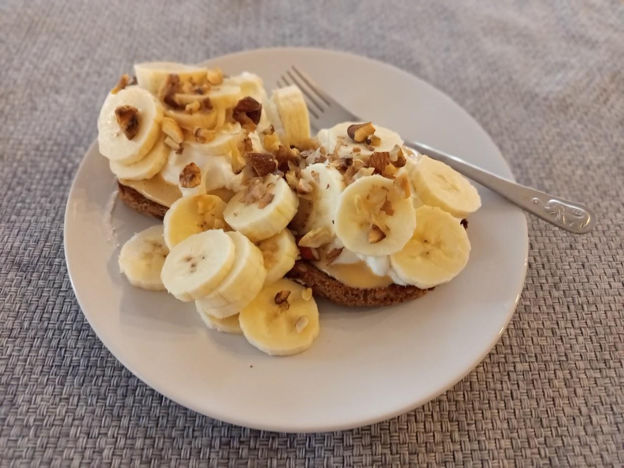 Toast s banánem, tvarohem a ořechy