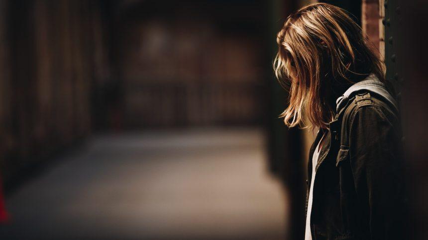 Smutná dívka. Trauma z opuštění není něco, co by se dalo jednoduše „přepsat“