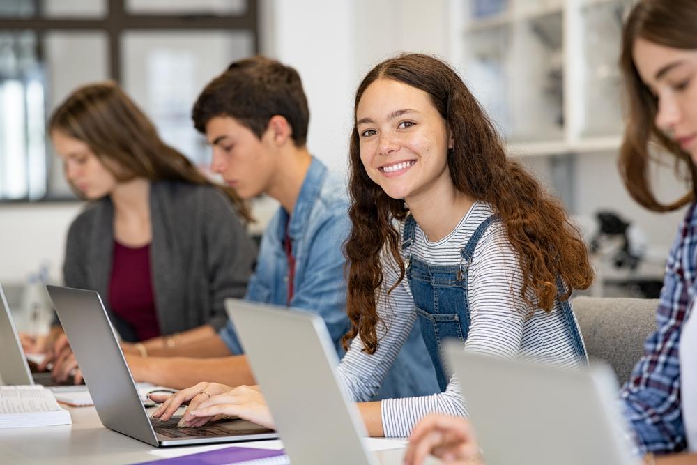 Studenti ve škole pracují na počítači