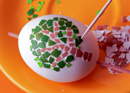 Vejce s mozaikou: velikonoční hrátky se střípky skořápky