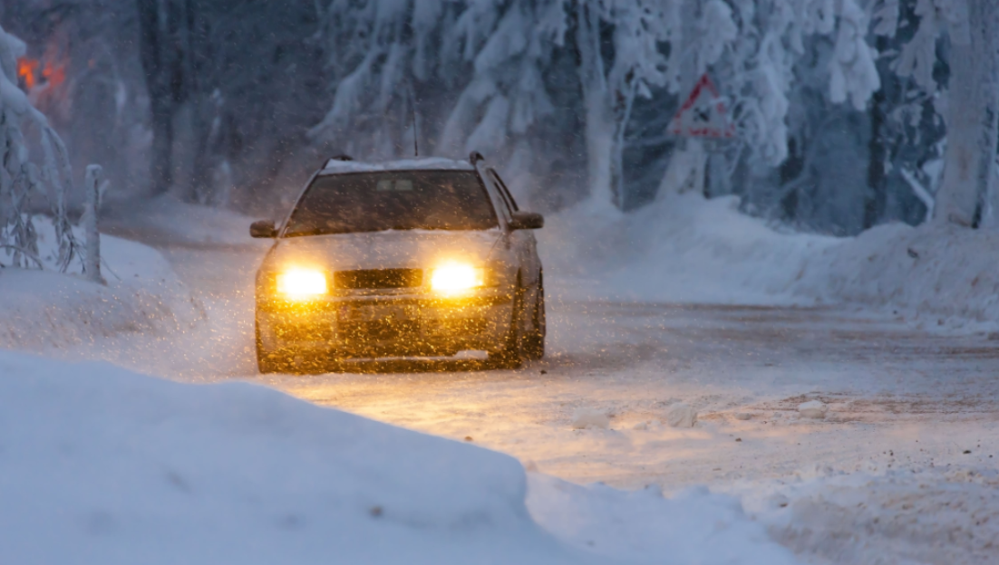 Zimní výzvy na silnicích: Průvodce bezpečnou jízdou