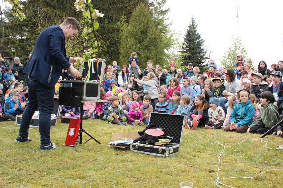 Kouzelnické představení, kouzelník, děti