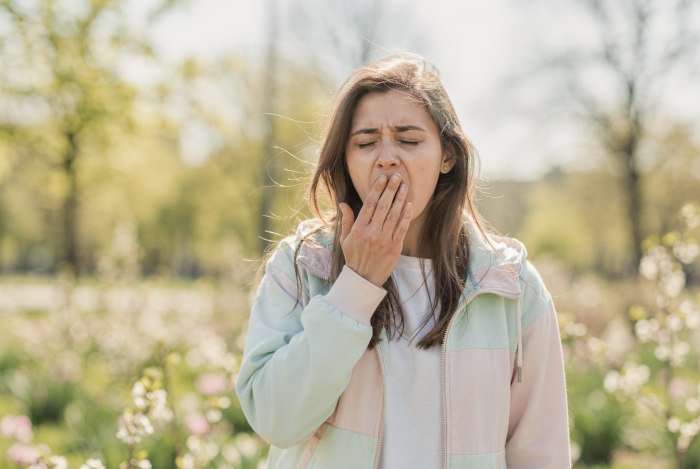 Únava na jaře - mladá dívka v přírodě