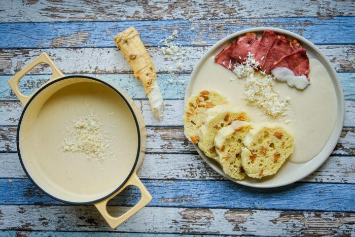 Křenová omáčka s uzeným jazykem