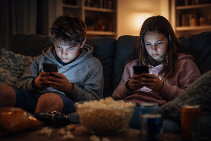 Děti tráví čas s mobilem v ruce.