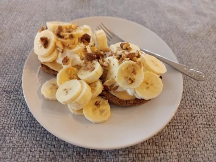 Toast s banánem, tvarohem a ořechy