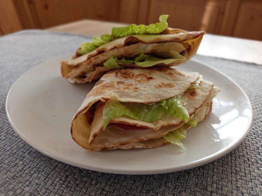 Wrap s vaječnou omeletou, šunkou a špenátem